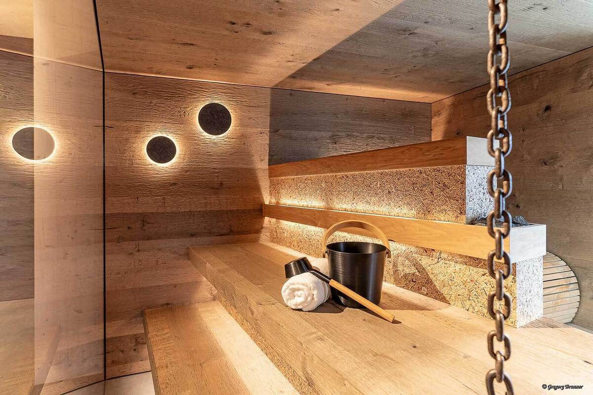 Altholz eines abgerissenen Gebäudes als Stilelement und Kontrast zur modernen Wohneinrichtung eines Neubaus: Es ist nur eine der vielen Möglichkeiten, welche die Fitness-Partner AG bei der Erschaffung von privaten und gewerblichen Wellnessanlagen auf Wunsch umsetzt. Fitness-Partner AG.