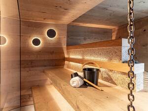 Altholz eines abgerissenen Gebäudes als Stilelement und Kontrast zur modernen Wohneinrichtung eines Neubaus: Es ist nur eine der vielen Möglichkeiten, welche die Fitness-Partner AG bei der Erschaffung von privaten und gewerblichen Wellnessanlagen auf Wunsch umsetzt. Fitness-Partner AG.