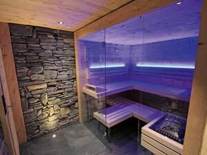 Wie das Bild zeigt, sind die individuellen Saunakabinen und -bäder der Wagner Saunabau Holzbau AG wahre Schmuckstücke. Beim Material wird ganz auf die Kundenwünsche gesetzt, sodass Aussenverkleidung etwa aus Altholz und die Innenverkleidung aus Arvenholz bestehen kann. Dazu kommen innovative Feuchte- und Farblichtsysteme. Wagner Saunabau Holzbau AG.
