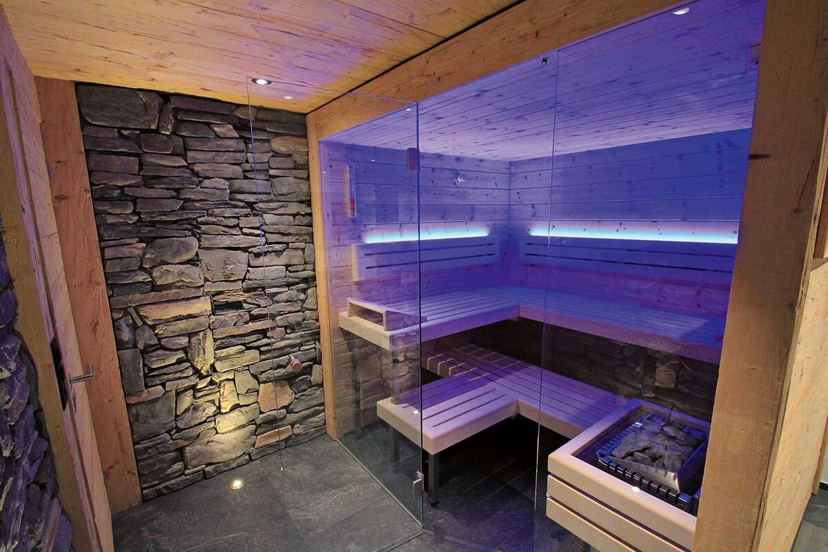 Wie das Bild zeigt, sind die individuellen Saunakabinen und -bäder der Wagner Saunabau Holzbau AG wahre Schmuckstücke. Beim Material wird ganz auf die Kundenwünsche gesetzt, sodass Aussenverkleidung etwa aus Altholz und die Innenverkleidung aus Arvenholz bestehen kann. Dazu kommen innovative Feuchte- und Farblichtsysteme. Wagner Saunabau Holzbau AG.