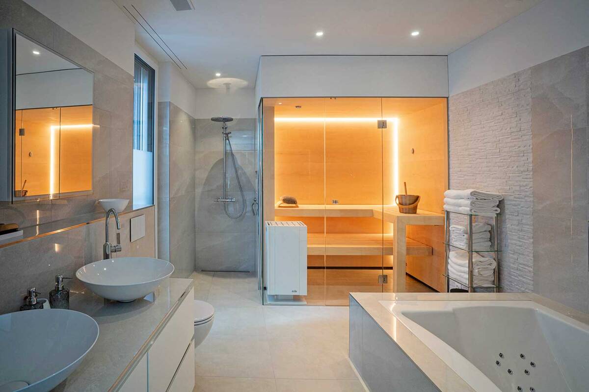 Wer sein Badezimmer saniert oder für einen Neubau plant, hat die Chance, seinen Traum vom eigenen Wellnessbereich zu verwirklichen. Dabei helfen die Spezialisten von Sauna World. Sie realisieren individuelle Lösungen, die sich perfekt in das Gesamtdesign des Badezimmers einfügen. Sauna World.