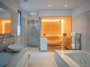 Wer sein Badezimmer saniert oder für einen Neubau plant, hat die Chance, seinen Traum vom eigenen Wellnessbereich zu verwirklichen. Dabei helfen die Spezialisten von Sauna World. Sie realisieren individuelle Lösungen, die sich perfekt in das Gesamtdesign des Badezimmers einfügen. Sauna World.