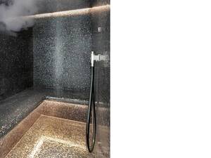 Edle Mosaikverkleidungen an Wänden und Sitzflächen, beheizter Boden sowie eine angenehm temperierte Sitzbank schaffen höchsten Komfort. Die stimmungsvolle indirekte Beleuchtung und integrierte Lautsprecher sorgen für ein multisensorisches Entspannungserlebnis. Küng Wellness AG.