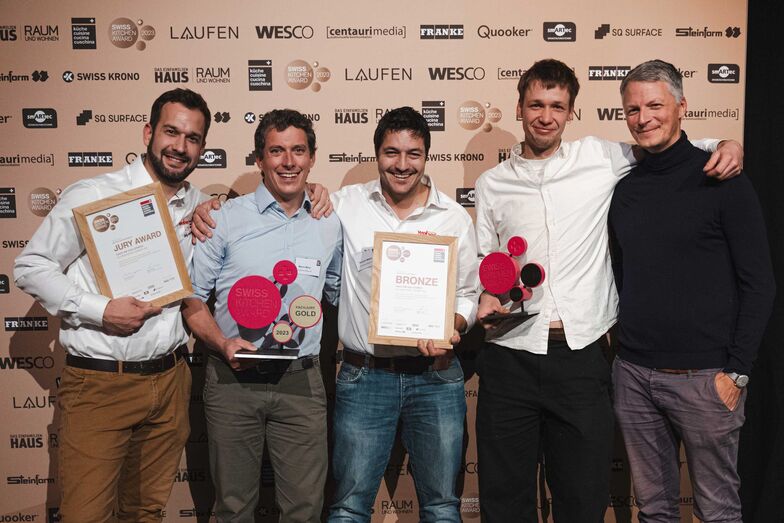 Preisübergabe an die Schreinerei Weber AG für «Bester Küchenumbau», Bronze, Publikum-Voting und Jury-Award.