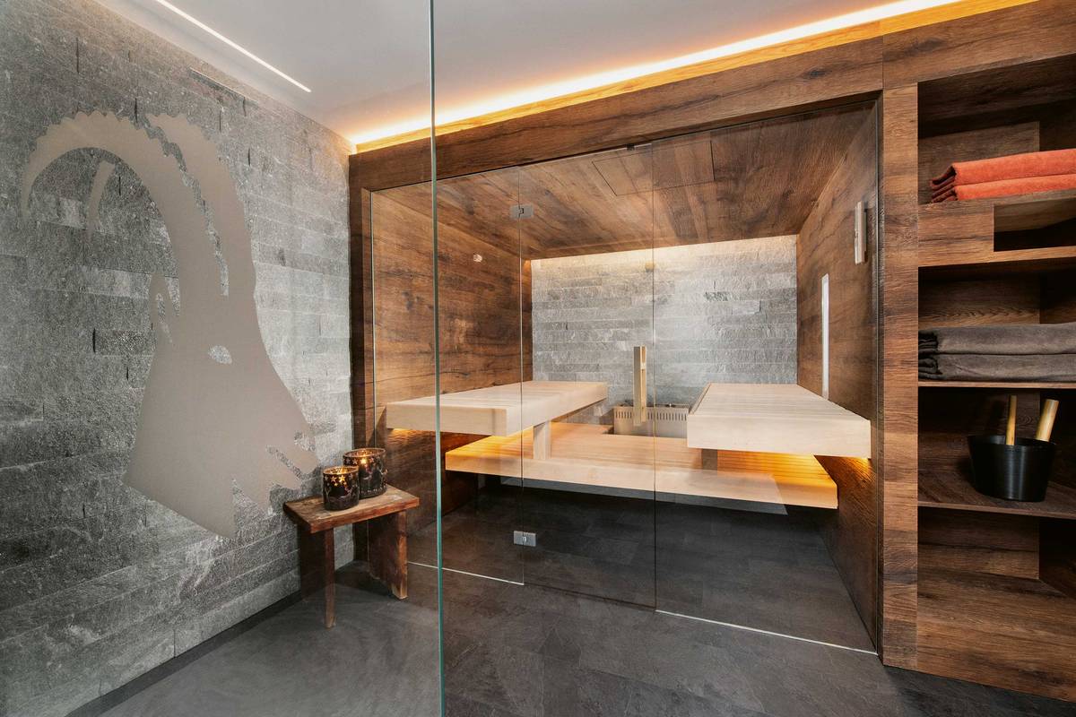 Nur nicht 08/15: Bei Küng werden  die Saunas massgefertigt – ob kubisch, mit Schrägen oder Rundungen und immer im individuellen Stil – wie hier im modernen Alpenchic. Schliesslich hat jedes Haus seinen eigenen Stil und Grundriss. Küng Wellness AG.