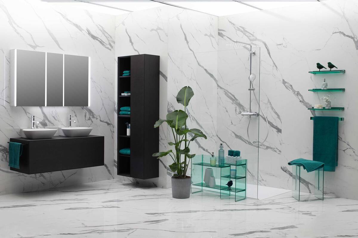 Die Showerstation «Vivid» ist in zwei Ausführungen erhältlich, wobei die Grösse der Regen- und Handbrausen, zusätzliche Strahlarten bei den Handbrausen sowie Ablagefläche den Unterschied ausmachen. Keramik Laufen AG.