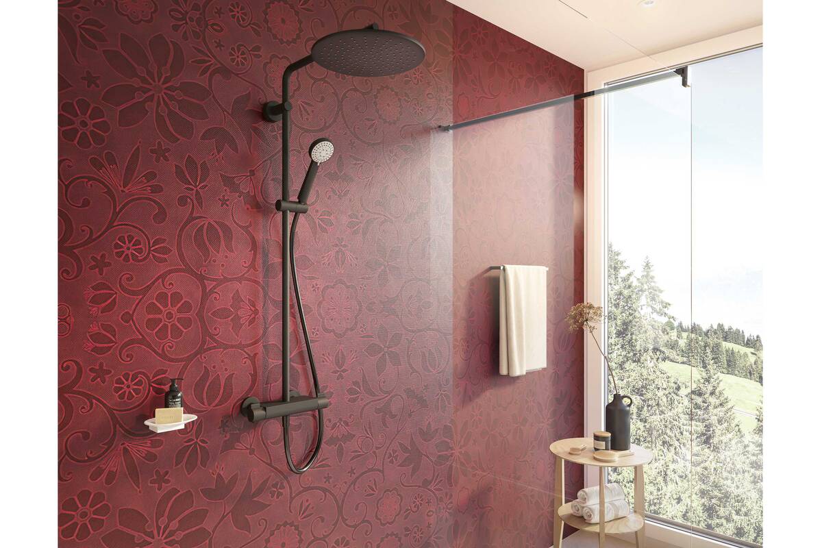 Edel und modern: Die Showerstation «Vivid» ist neu auch in Schwarz erhältlich. Die Sets umfassen unter anderem eine Regenbrause, einen thermostatischen Duschenmischer und eine praktische Handbrause. Keramik Laufen AG.