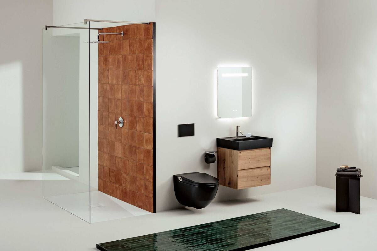 Das elegante Dusch-WC «Cleanet Riva» ist nun auch in glänzendem Schwarz und Mattschwarz erhältlich. «Cleanet Navia» wurde ausserdem um eine Ladydusche erweitert. Keramik Laufen AG.