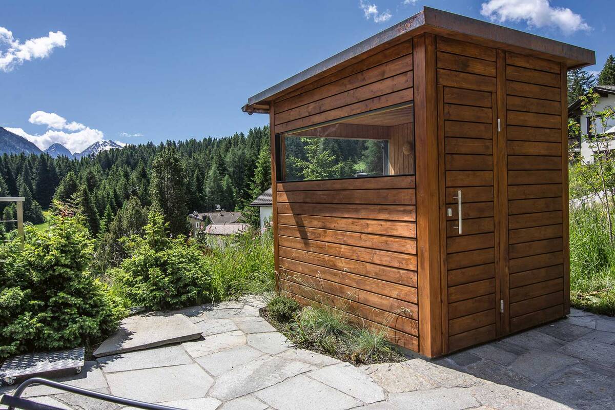 Wenn im Haus kein Platz mehr ist, ist die Aussensauna eine gelungene Alternative. Da jede Sauna der Fitness-Partner AG ein Unikat ist, kann sie jeder Gegebenheit angepasst werden. Fitness-Partner AG.
