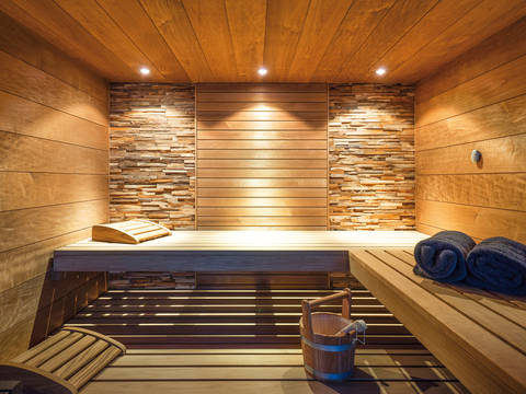 In der offenen Gestaltung scheinen die Liegen zu schweben. Das besondere Lichtkonzept hebt diesen Effekt hervor. Eingesetzt wurde Thermoespe. Sauna World.