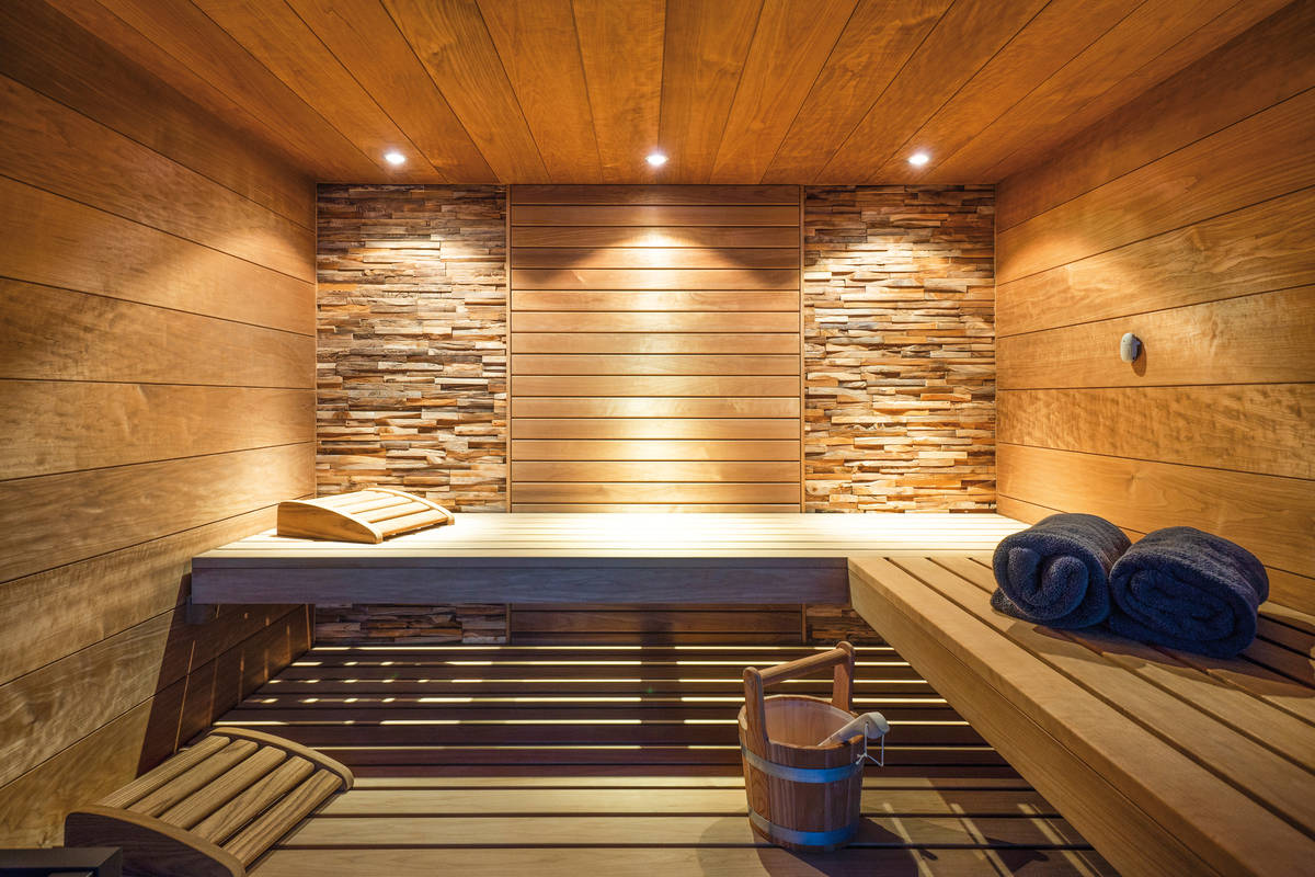 In der offenen Gestaltung scheinen die Liegen zu schweben. Das besondere Lichtkonzept hebt diesen Effekt hervor. Eingesetzt wurde Thermoespe. Sauna World.