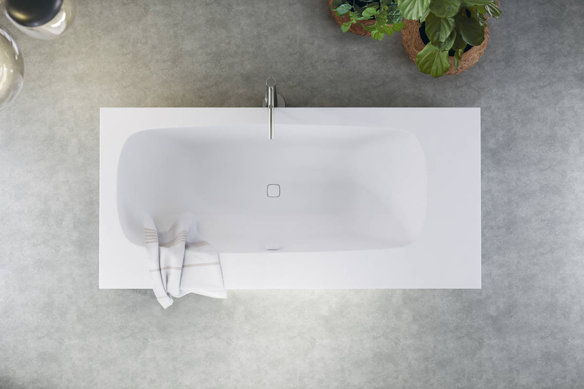 An den Seiten der freistehenden Wanne «Purity» befinden sich Ablagefächer für Handtücher und Co. Die kantige Silhouette gibt dem Bad einen modernen Look. Talsee.