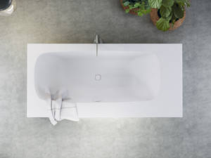 An den Seiten der freistehenden Wanne «Purity» befinden sich Ablagefächer für Handtücher und Co. Die kantige Silhouette gibt dem Bad einen modernen Look. Talsee.