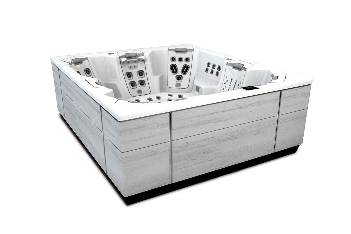 Die Liegen des Outdoor-Whirpools der «Ultimate Line» wurden mit Massagedüsen ausgestattet. Höhenverstellbare Nackenkissen sorgen für die perfekte Position. Villeroy &amp; Boch.