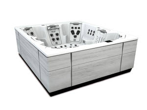 Die Liegen des Outdoor-Whirpools der «Ultimate Line» wurden mit Massagedüsen ausgestattet. Höhenverstellbare Nackenkissen sorgen für die perfekte Position. Villeroy & Boch.
