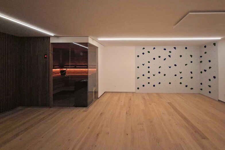 Der Kellerraum ist so ausgebaut, dass darin unterschiedlichste Aktivitäten stattfinden können.