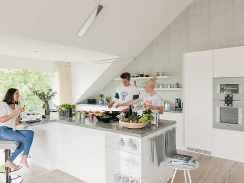 Die Inselküche ist eine optimale Lösung für Küchen mit Dachschräge. Zudem fördert sie die Geselligkeit. Herzog Küchen.