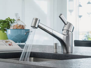 Schlankes, zeitloses Design trifft auf Funktionalität: Die Brausefunktion des «SK Citypro» kann durch leichtes Drehen des Knopfes deaktiviert werden, ohne den Wasserfluss zu unterbrechen. Laufen.